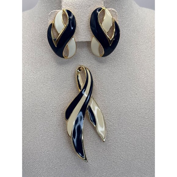 Unbranded Jewelry - Vintage Gold Tone Enamel Navy & Cream Ribbon Brooch Earrings Set
